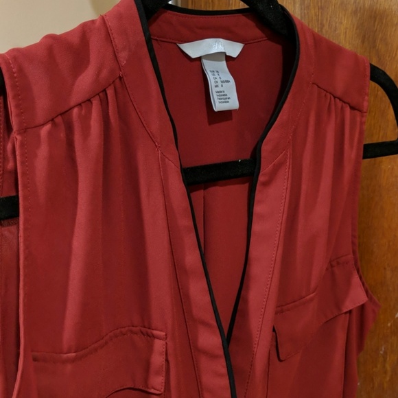 Red sleeveless button down - Picture 2 of 3